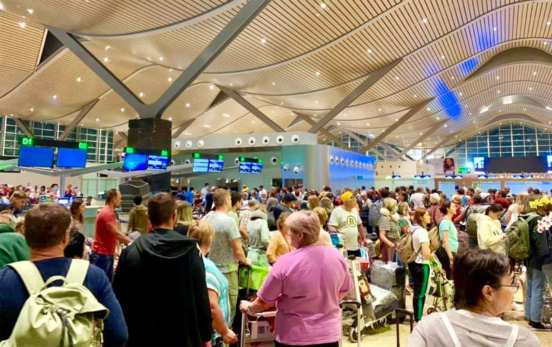 350 Russian travelers at Cam Ranh Airport on February 18