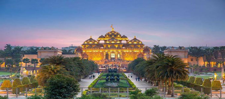 The Akshardham Temple in New Delhi of India at night. Photo by Shutterstock/Jimmy Tran.